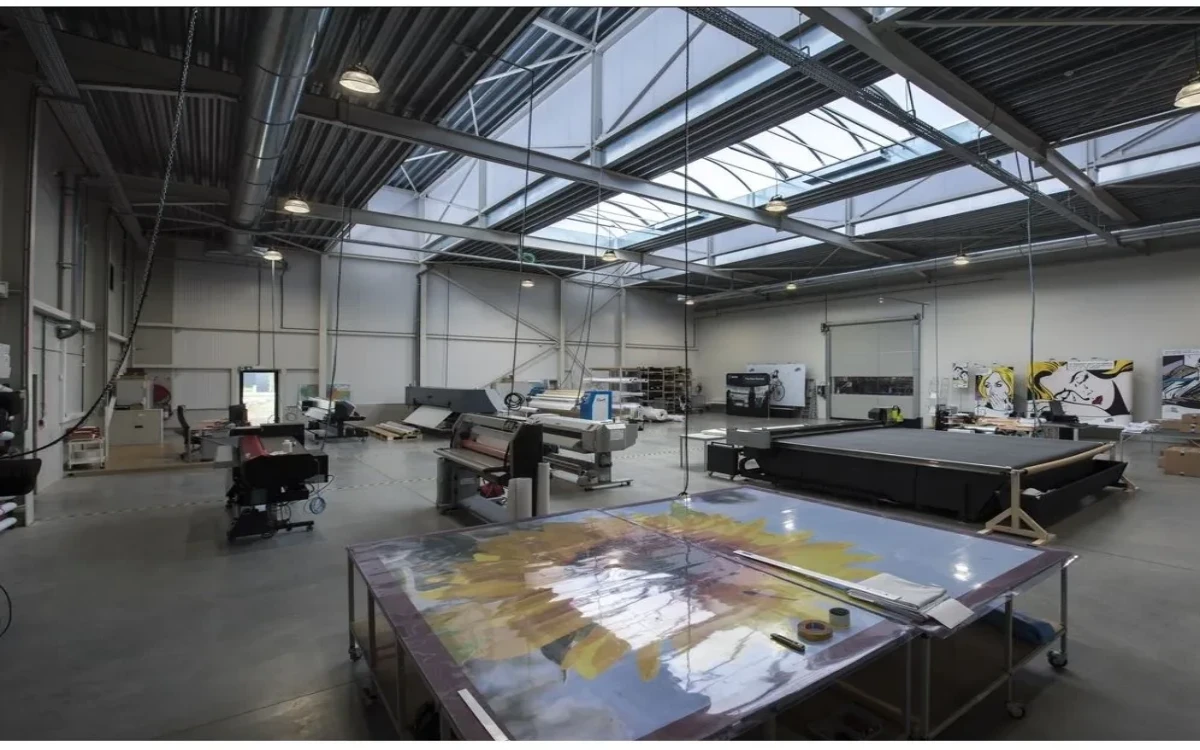 Slimme verlichting in de industrie: toepassingen in magazijnen en productiehallen - hoe automatisch bestuurde verlichting de efficiëntie en energiebesparing in de industrie kan verbeteren