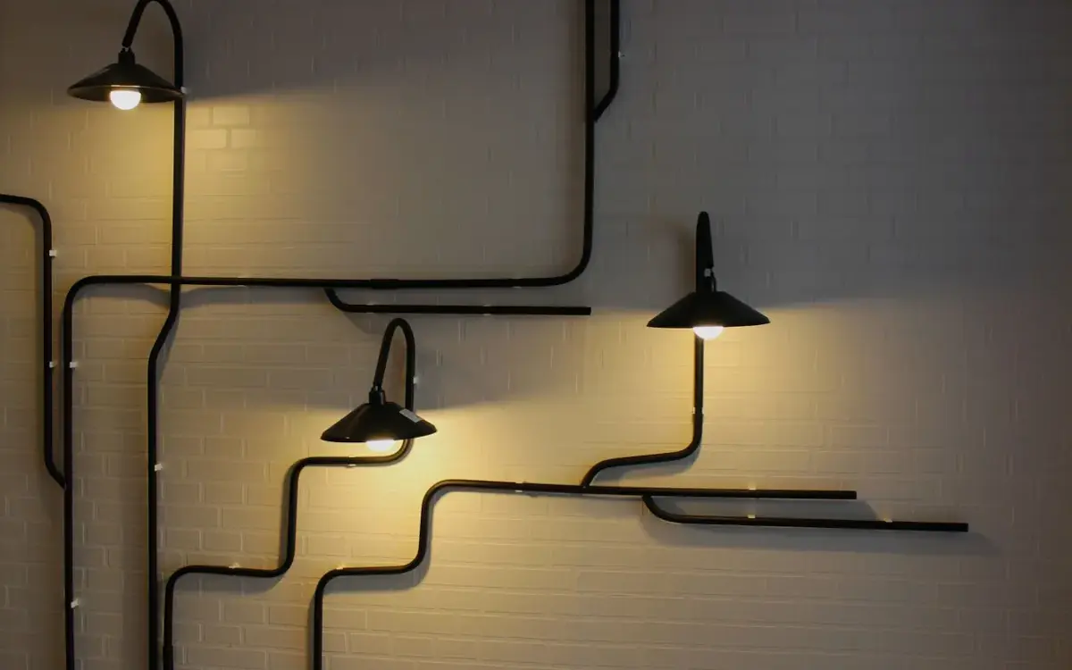 Kleurrijke verlichting als decoratief element: Hoe gebruik je kleurrijke lichtbronnen om een unieke sfeer in ruimtes te creëren?