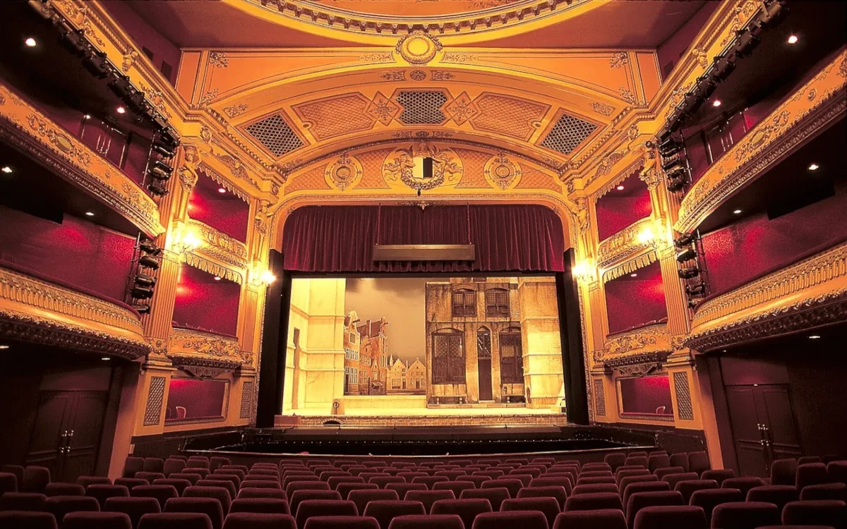 Theater podiumverlichting: sfeerschepping en benadrukken van acteurs
