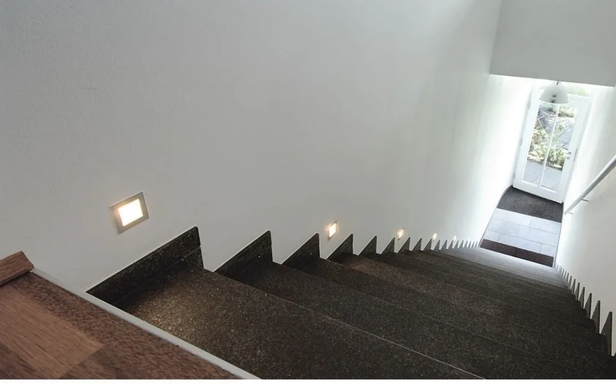 Trapverlichting: veiligheid en esthetiek - hoe zorg je voor adequate verlichting van trappen binnen en buiten het huis?